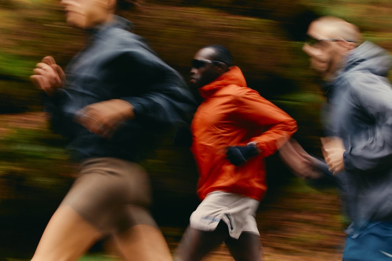 Atletas corriendo en equipo