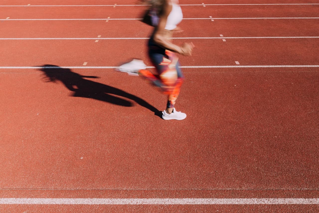 Atleta corriendo en pista